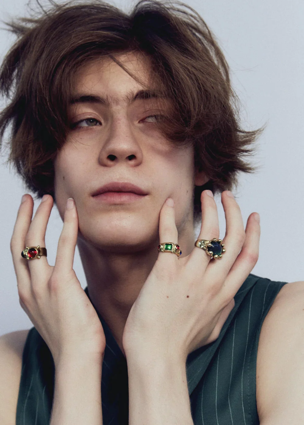 Mondo Mondo: Emerald Brass Diva Ring - Image 4